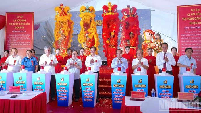 Lãnh đạo, nguyên lãnh đạo tỉnh Cà Mau và các đơn vị có liên quan thực hiện nghi thức bấm nút khởi công dự án. (ảnh HỮU TÙNG)