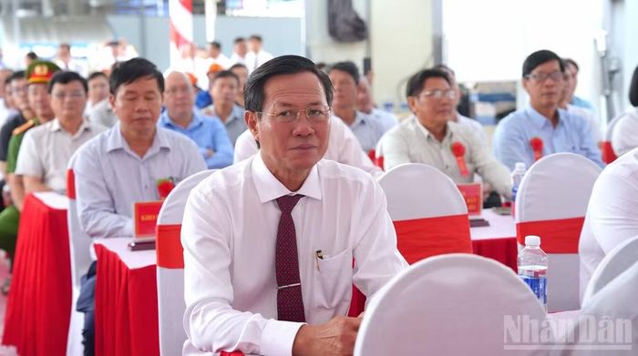 Lãnh đạo tỉnh Cà Mau và đông đảo nhân dân tại địa phương đến tham dự lễ khởi công. (Ảnh: HỮU TÙNG)
