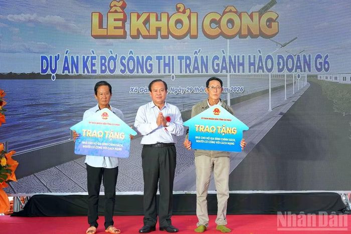 Tại lễ khởi công, thay mặt lãnh đạo tỉnh, Phó Chủ tịch Ủy ban nhân dân tỉnh Cà Mau Nguyễn Minh Luân (đứng giữa) trao tặng 2 căn nhà tình nghĩa cho gia đình chính sách tại xã Gành Hào. (Ảnh: HỮU TÙNG)