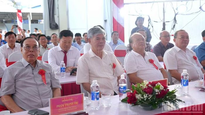 Các đồng chí nguyên Thường trực Tỉnh ủy Cà Mau tham dự lễ khởi công. (Ảnh: HỮU TÙNG)