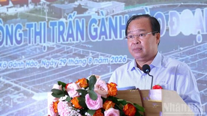 Phó Chủ tịch Ủy ban nhân dân tỉnh Cà Mau Nguyễn Minh Luân phát biểu chỉ đạo và giao nhiệm vụ tại lễ khởi công. (Ảnh: HỮU TÙNG)