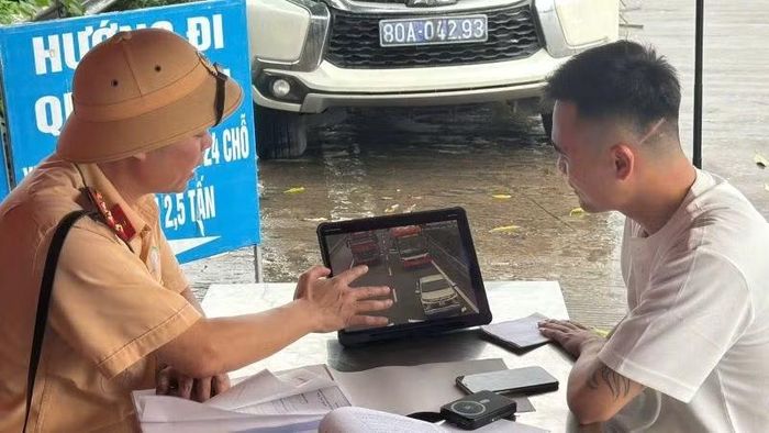 Cảnh sát giao thông đường bộ cao tốc (Cục Cảnh sát giao thông) xử lý trường hợp không giữ khoảng cách an toàn trên cao tốc. (Ảnh: Cục Cảnh sát giao thông)