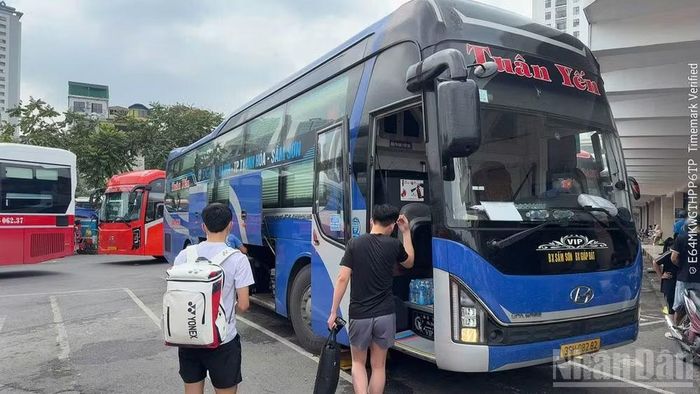Bến xe Giáp Bát cũng tương tự bến xe Mỹ Đình, không có cảnh khách nhộn nhịp, chen lấn như những kỳ nghỉ lễ những năm trước dịch Covid-19.