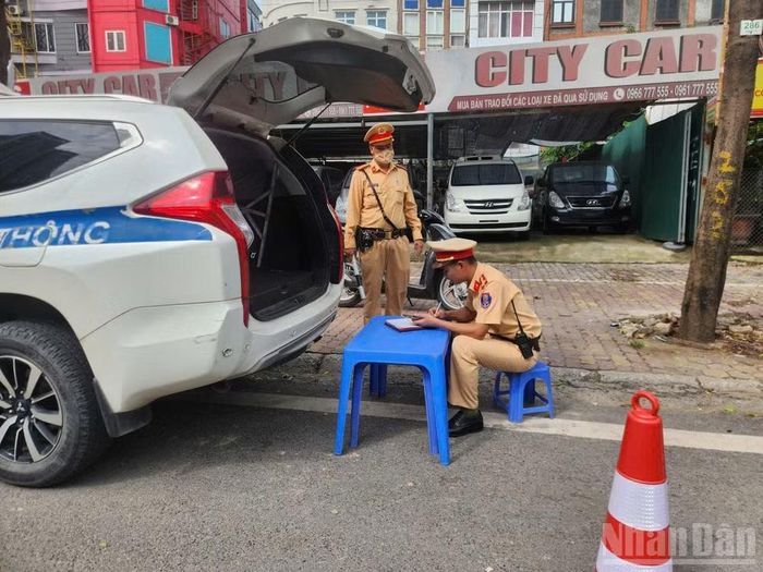 Đội Cảnh sát giao thông số 6 (Phòng Cảnh sát giao thông, Công an thành phố Hà Nội) đã lập chốt, xử lý các trường hợp dừng, đỗ, đón, trả khách không đúng quy định.