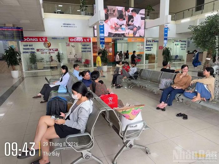 Phòng ngồi đợi xe tại bến Mỹ Đình không khác ngày thường.