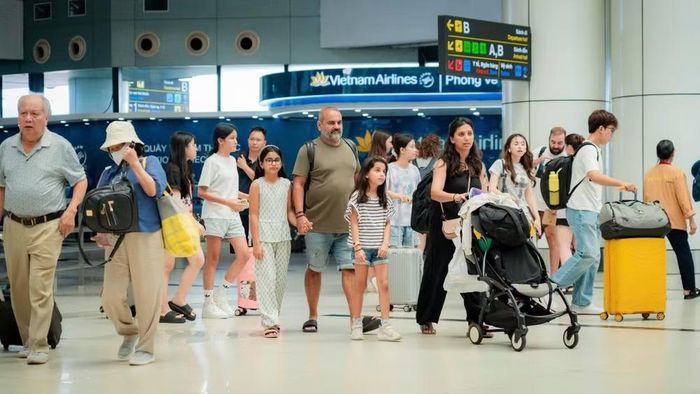 Nhờ chủ động triển khai phương án điều tiết giao thông từ xa và tăng cường nhân sự tại các chốt điểm nên Cảng Hàng không quốc tế Nội Bài vẫn duy trì được sự thông thoáng, trật tự, dù lượng hành khách trong ngày đầu kỳ nghỉ lễ ở mức cao. (Ảnh: Cảng Hàng không quốc tế Nội Bài)