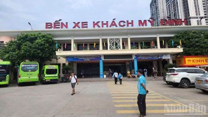 Bến xe khách Mỹ Đình thưa vắng dù đã vào ngày cao điểm di chuyển của kỳ nghỉ lễ Quốc khánh 2/9 năm nay.