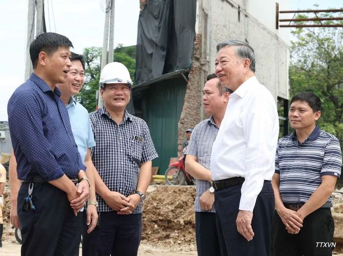 Tổng Bí thư, Chủ tịch nước Tô Lâm đi kiểm tra thực địa tại Dự án đầu tư xây dựng đường Vành đai 1 (đoạn Hoàng Cầu-Voi Phục). (Ảnh: TTXVN)