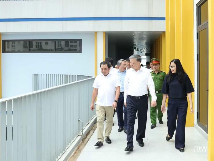Tổng Bí thư, Chủ tịch nước Tô Lâm kiểm tra cơ sở vật chất chuẩn bị cho năm học mới tại Trường Trung học phổ thông Hoàng Quán Chi, phường Yên Hòa. (Ảnh: TTXVN)