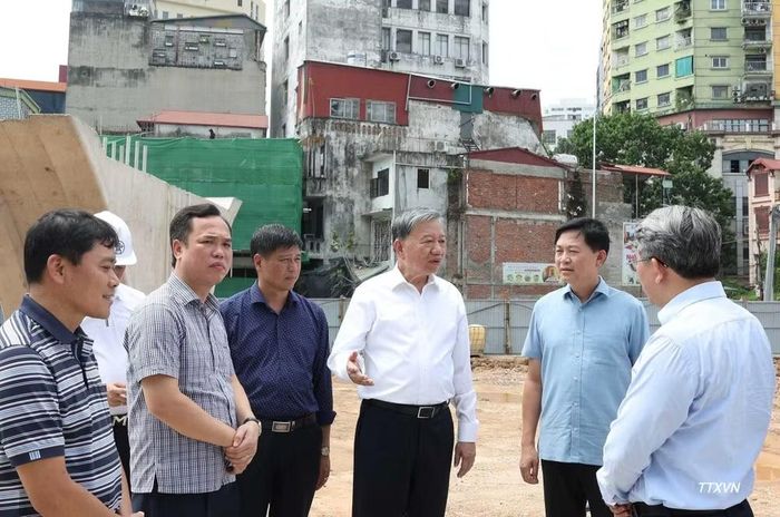 Tổng Bí thư, Chủ tịch nước Tô Lâm đi kiểm tra thực địa tại Dự án đầu tư xây dựng đường Vành đai 1 (đoạn Hoàng Cầu-Voi Phục). (Ảnh: TTXVN)