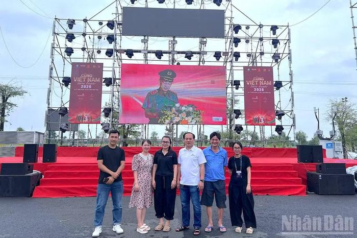 Khu vực sân khấu hoành tráng tại Khu đô thị Happy Home Cà Mau tiếp sóng trực tiếp sự kiện đi bộ “Cùng Việt Nam tiến bước” vào sáng 30/8. (ảnh HỮU TÙNG)