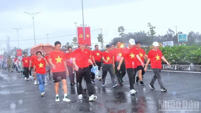 Đông đảo đại biểu là lãnh đạo và cán bộ, công chức, nhân dân Cà Mau hưởng ứng đi bộ "Cùng Việt Nam tiến bước" năm 2025. (Ảnh: HỮU TÙNG)
