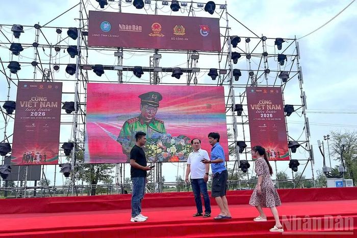 Lãnh đạo Sở Văn hóa-Thể thao và Du lịch tỉnh Cà Mau, cùng các đơn vị có liên quan kiểm tra lại các khâu sau cùng về sân khấu, âm thanh, đường truyền…tại khu vực diễn ra sự kiện chính thức vào sáng mai. (Ảnh: HỮU TÙNG)