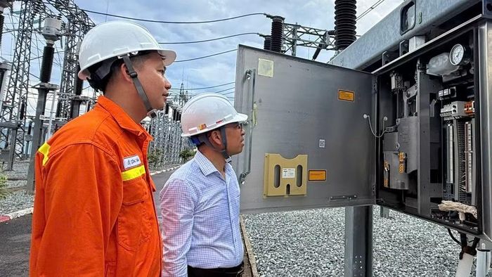  Ông Huỳnh Quang Thịnh - Phó Giám đốc Công ty Truyền tải điện 3 kiểm tra công tác vận hành tại ﻿Trạm biến áp 220kV Nha Trang. (Ảnh: HOÀNG VIỆT) 