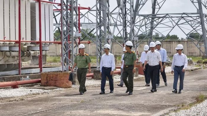 EVNNPT phối hợp cùng công an các tỉnh kiểm tra hệ thống truyền tải điện nhằm bảo đảm an toàn dịp ﻿Quốc khánh 2/9. (Ảnh: EVNNPT) 