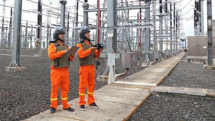 Lực lượng quản lý vận hành tăng cường kiểm tra thiết bị tại trạm biến áp. (Ảnh: HOÀNG VIỆT)