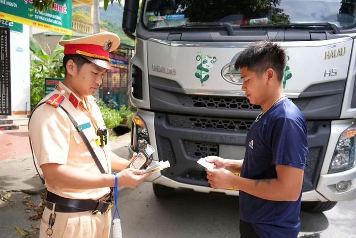 Tuyên truyền, vận động lái xe tải hạn chế lưu thông trên các tuyến đường vùng cao vào ban ngày trong những ngày nghỉ lễ. (Ảnh: Phòng Cảnh sát giao thông Tuyên Quang)