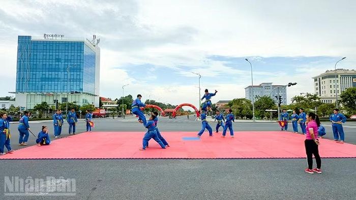 Các vận động viên tham gia biểu diễn võ thuật. (Ảnh: BÁ DŨNG)