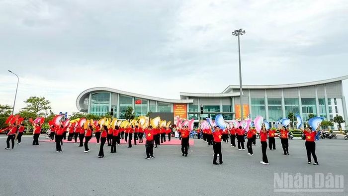 Nhiều chị em tham gia múa dân vũ tham gia Chương trình tại Vĩnh Long. (Ảnh: BÁ DŨNG)