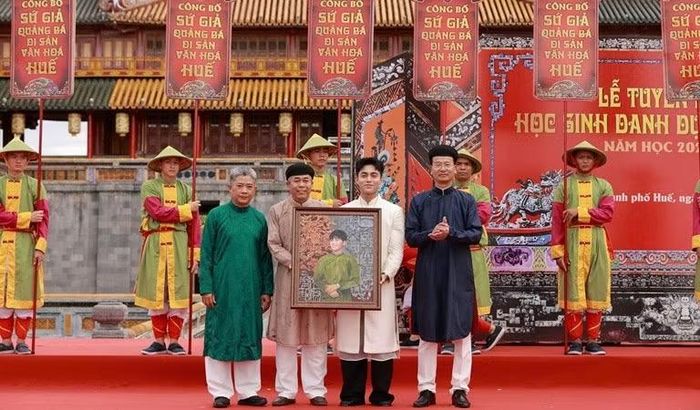 Trao danh hiệu “Sứ giả quảng bá di sản văn hóa Huế” cho ca sĩ MONO.