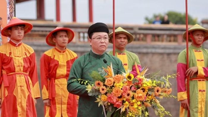 Phó Bí thư Thành ủy, Chủ tịch Ủy ban nhân dân thành phố Lê Trí Thanh chúc mừng tới 385 học sinh được tuyên dương.