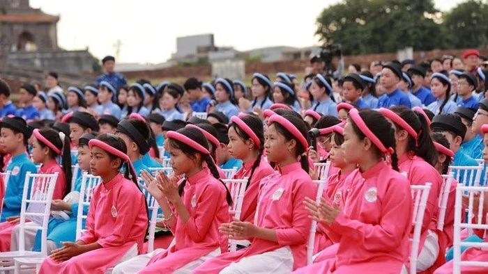 Tại buổi lễ, 385 học sinh được tuyên dương danh hiệu “Học sinh danh dự toàn trường” năm học 2025-2026.