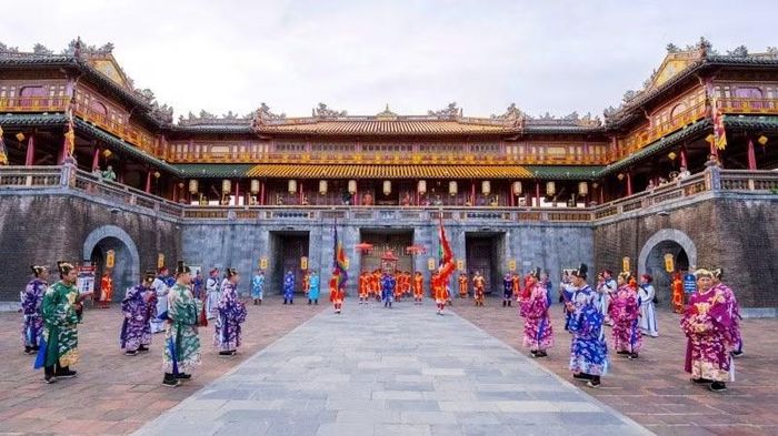 Qua hình thức sân khấu hóa, các trình thức của nghi lễ xưa lần lượt được tái hiện.
