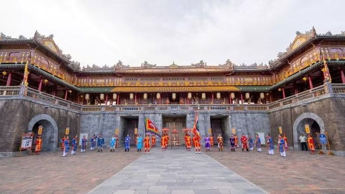 Tái hiện Lễ Truyền Lô tại Ngọ Môn Huế.