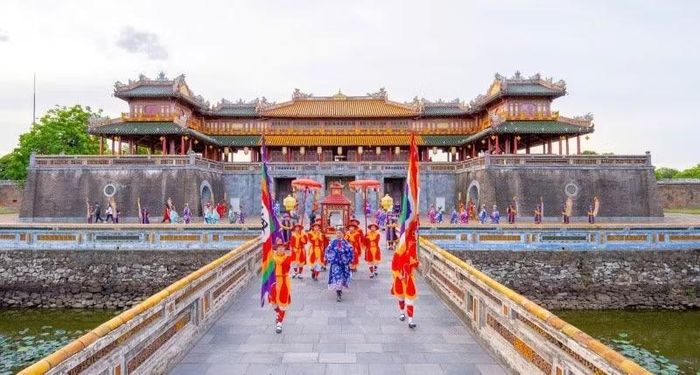Lễ tuyên dương học sinh danh dự được tổ chức tại Ngọ Môn Huế.