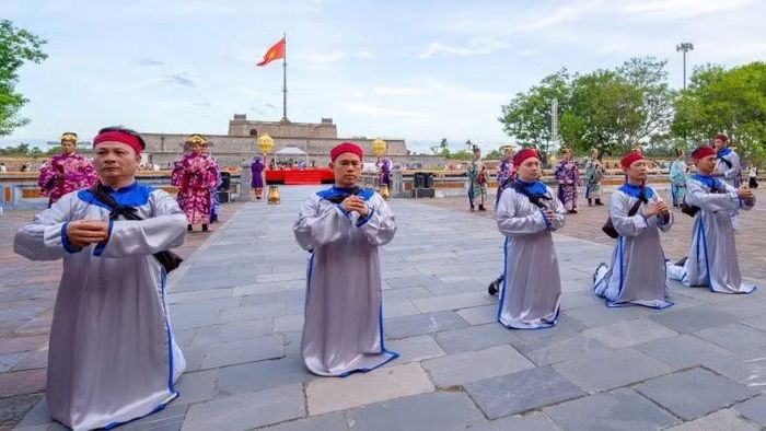 Tiếp nối truyền thống hiếu học của vùng đất Cố đô qua lễ Truyền Lô của triều Nguyễn được tái hiện.