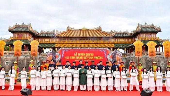 Chủ tịch Ủy ban nhân dân thành phố Lê Trí Thanh tuyên dương các học sinh tiêu biểu.