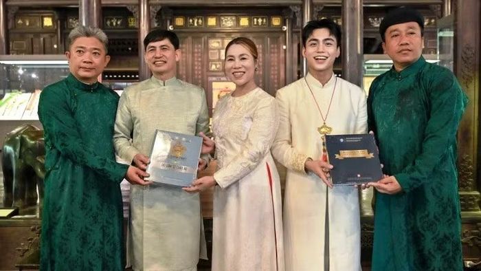Trung tâm Bảo tồn di tích Cố đô Huế và Bảo tàng Cổ vật cung đình Huế tặng các ấn phẩm tư liệu, hình ảnh cho Ca sĩ Nguyễn Việt Hoàng, nghệ danh MONO và gia đình.