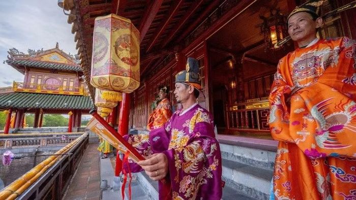 Đây vốn là nghi lễ xướng danh, công bố những người đỗ Tiến sĩ sau kỳ thi Đình - kỳ thi cao nhất để xác định thứ bậc của các tân khoa.