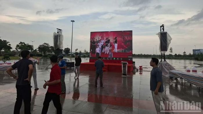 Chiều 29/8, mưa khá to diễn ra tại khu vực Quảng trường Hùng Vương nhưng các lực lượng nỗ lực hoàn tất cho công tác chuẩn bị.
