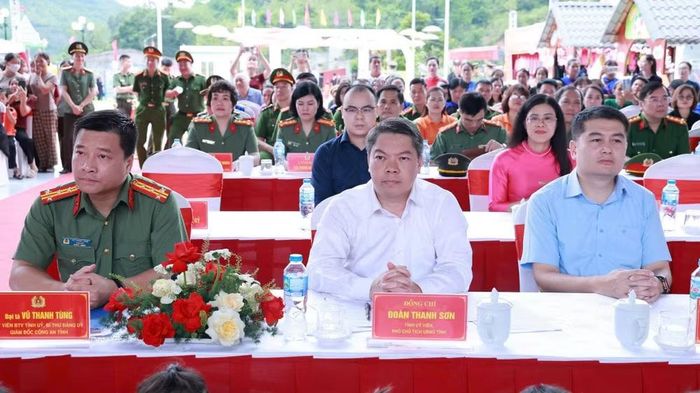 Lãnh đạo tỉnh Lạng Sơn và Công an tỉnh tại buổi lễ. (Ảnh: Sầm Nguyên)