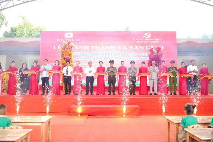 Các đại biểu thực hiện nghi thức cắt băng khánh thành. (Ảnh: Sầm Nguyên)