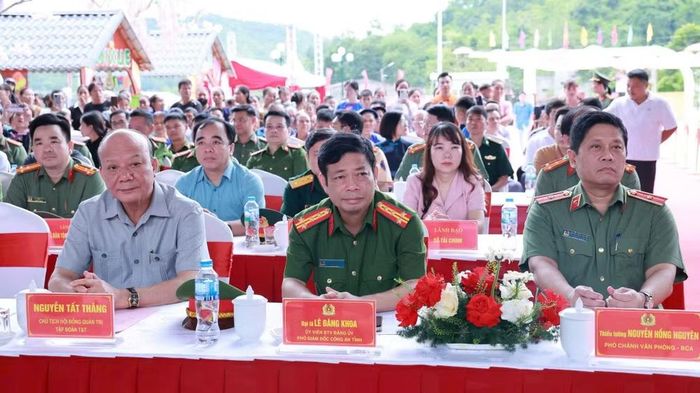Đại biểu Bộ Công an, Công an tỉnh Lạng Sơn và nhà tài trợ tại buổi lễ. (Ảnh: Sầm Nguyên)