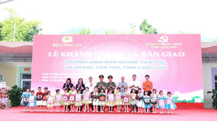 Đồng chí Thiếu tướng Nguyễn Hồng Nguyên, Phó Chánh Văn phòng Bộ Công an, đồng chí Đại tá Vũ Thanh Tùng, Giám đốc Công an tỉnh cùng lãnh đạo tỉnh Lạng Sơn và đại diện các nhà tài trợ trao quà của đồng chí Bộ trưởng Công an cho các em học sinh. (Ảnh: Sầm Nguyên)