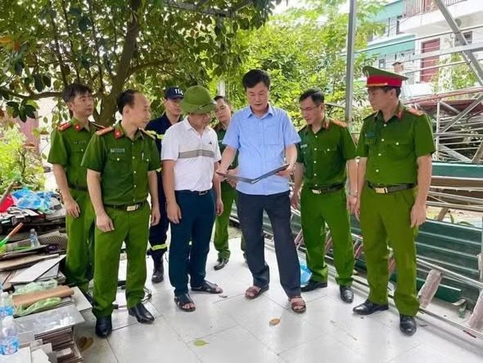 Lãnh đạo Công an tỉnh và địa phương có mặt tại hiện trường.