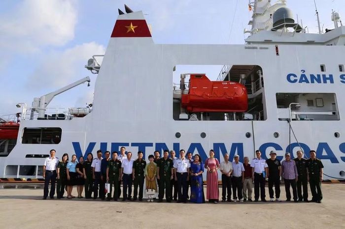 Đoàn Trại sáng tác văn học về lực lượng vũ trang và chiến tranh cách mạng trong chuyến đi thực tế sáng tác gặp gỡ các cán bộ, chiến sĩ Cảnh sát biển Việt Nam (Ảnh: CLV)