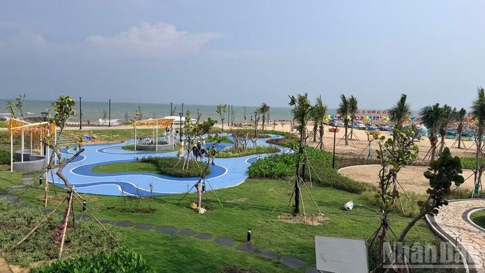Công viên Bãi Đá Ông Địa trở thành điểm du lịch mới cho người dân. (Ảnh: Thanh Hải)