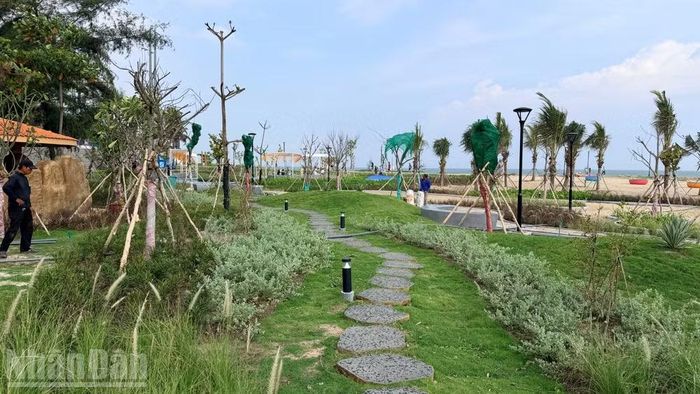Công viên với những đường dạo mềm mại. (Ảnh: Thanh Hải)