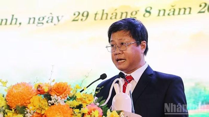 Chủ tịch Ủy ban nhân dân xã Thạnh Bình Dương Đức Lin phát biểu khai mạc hội làng. (Ảnh: Anh Quân)