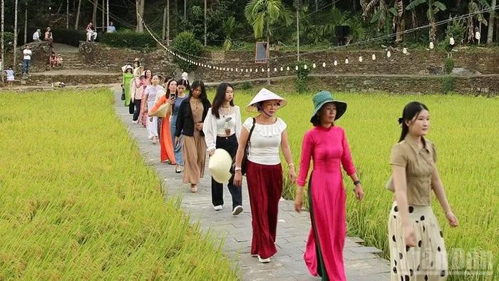 Làng Lộc Yên ngày càng thu hút du khách trong và ngoài nước đến tham quan, trải nghiệm. (Ảnh: Anh Quân)