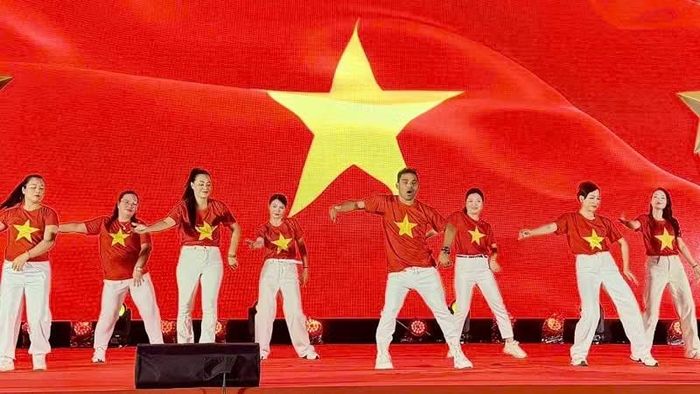 Những vũ điệu sôi động tại đêm khai mạc. (Ảnh: Quang Thọ)