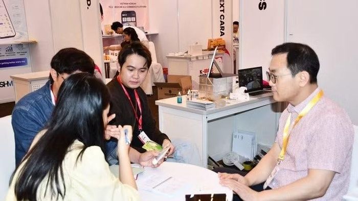  Khách tham quan tìm hiểu các sản phẩm của Hàn Quốc tại "Ngày hội Xúc tiến giao thương-Cánh cửa kết nối thị trường Hàn-Việt 2026” tại Thành phố Hồ Chí Minh. (Ảnh: T.M) 