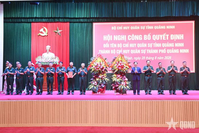 Trung tướng Lương Văn Kiểm, Tư lệnh Quân khu 3 trao quyết định của Bộ Quốc phòng; lãnh đạo Quân khu 3 và thành phố Quảng Ninh tặng hoa chúc mừng Bộ CHQS thành phố.