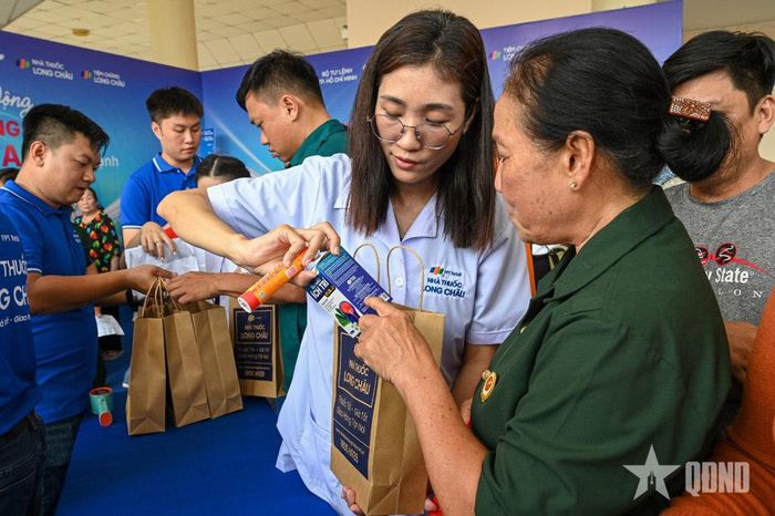  Cấp thuốc miễn phí tặng các đối tượng chính sách tại đặc khu Côn Đảo. Ảnh: XUÂN CƯỜNG