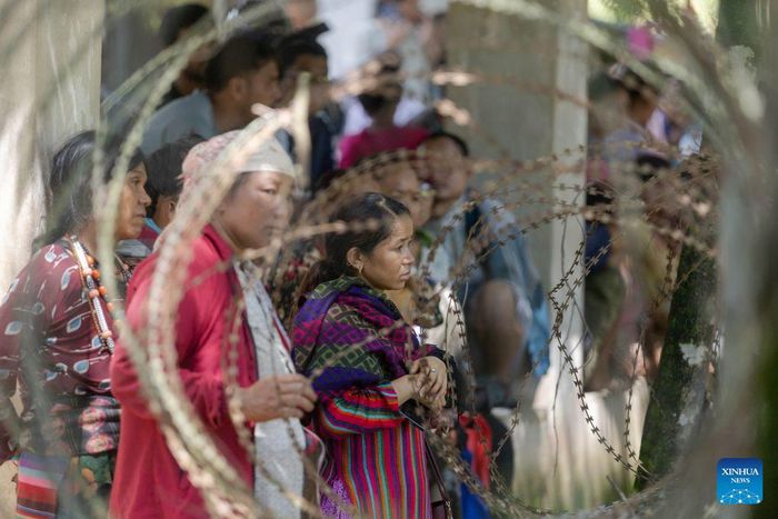  Người dân Nepal chờ đợi thông tin về người thân mất tích sau trận lũ quét. Ảnh: Tân Hoa xã
