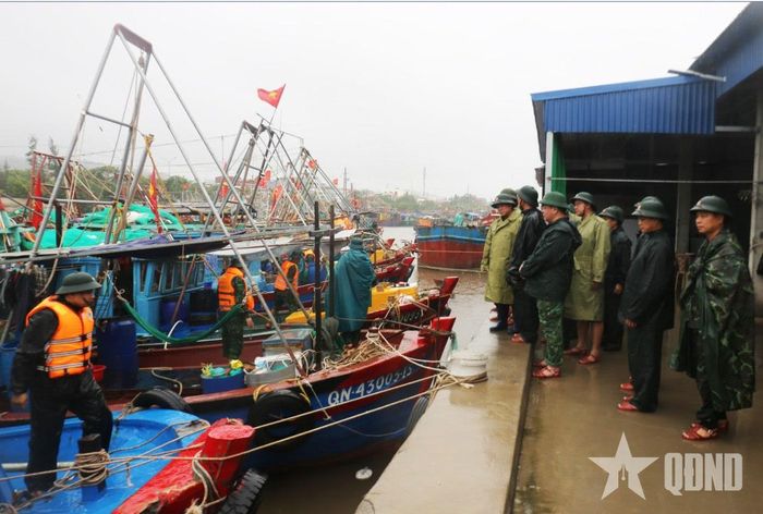 Đoàn công tác Quân khu 3 kiểm tra công tác ứng phó bão số 4 trên địa bàn TP Hải Phòng.